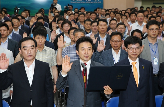 원희룡(가운데) 제주도지사는 1일 별도의 취임식을 열지 않고 제주도청 탐라홀에서 개최된 정례 직원조회 시간 때 취임사를 낭독했다. /원희룡 공식홈페이지 제공