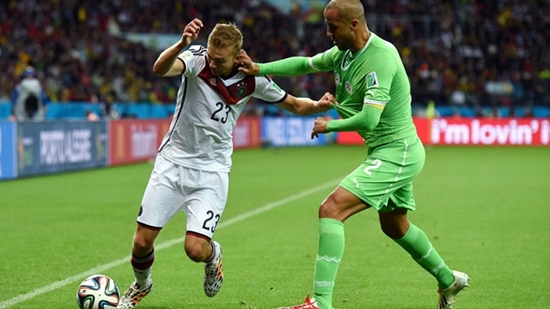 알제리 주장 마지드 부게라(오른쪽)가 독일의 크리스토프 크라머와 볼을 다투고 있다./국제축구연맹 홈페이지