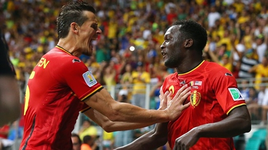 조별리그 H조 1위로 16강에 오른 벨기에가 2일 미국을 꺾고 8강 안착에 성공했다. 미국전 연장 전반 13분 팀의 두 번째 골을 터뜨리고 좋아하는 로멜루 루카쿠(오른쪽)와 다니엘 반 부이텐. / 국제축구연맹 홈페이지