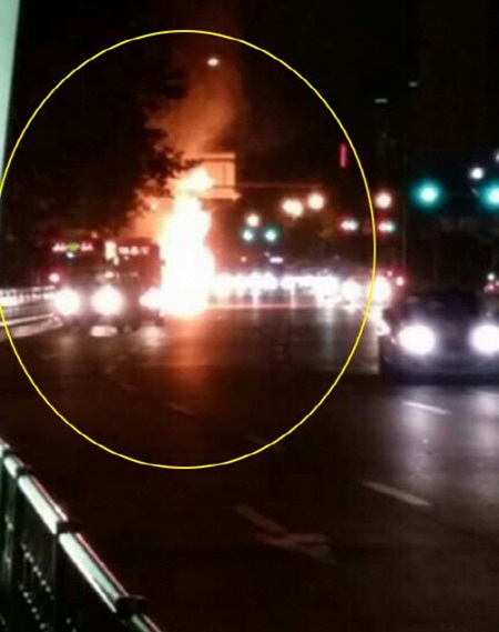 1일 오후 8시 57분쯤 경기도 부천시 상동 월드체육관 앞 정류장에서 정차해 있던 시내 버스에 불이 붙으며 폭발과 함께 전소됐다. 불은 15분 만에 진화됐으며 다행히 인명 피해는 없는 것으로 전해졌다./온라인 커뮤니티