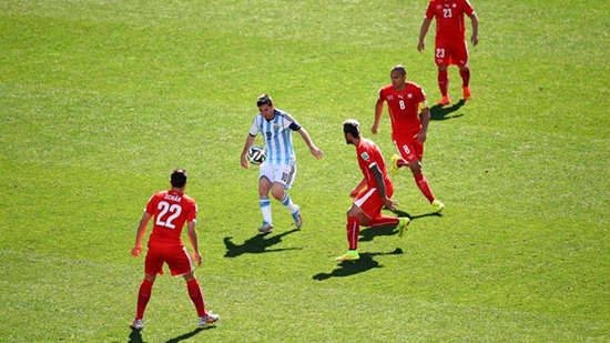 아르헨티나의 리오넬 메시(가운데)가 2일 열린 16강 스위스와 경기에서 수비수들 사이로 드리블을 시도하고 있다. / 국제축구연맹 홈페이지