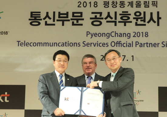 2018 평창 동계올림픽 조직위원회 김진선 위원장, 국제올림픽 위원회(IOC) 토마스 바흐 위원장, 황창규 KT 회장(왼쪽부터)이 1일 KT 광화문 사옥 올레스퀘어 드림홀에서 통신부문 공식 후원사 협약을 체결했다./ KT 제공