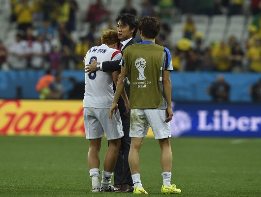 1998년 월드컵 성적도 1무 2패로 2014년과 똑같았다. 하지만 내용은 달랐다. 홍명보(가운데) 대표팀 감독이 2014 브라질 월드컵 조별리그 H조 벨기에전에서 0-1로 패한 뒤 선수들을 격려하고 있다. / 대한축구협회 제공