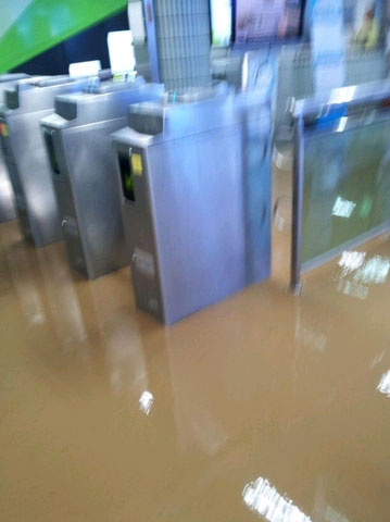 홍대입구역이 기습폭우로 인해 침수돼 승객들이 많은 불편을 겪었다./ 온라인 커뮤니티 캡처