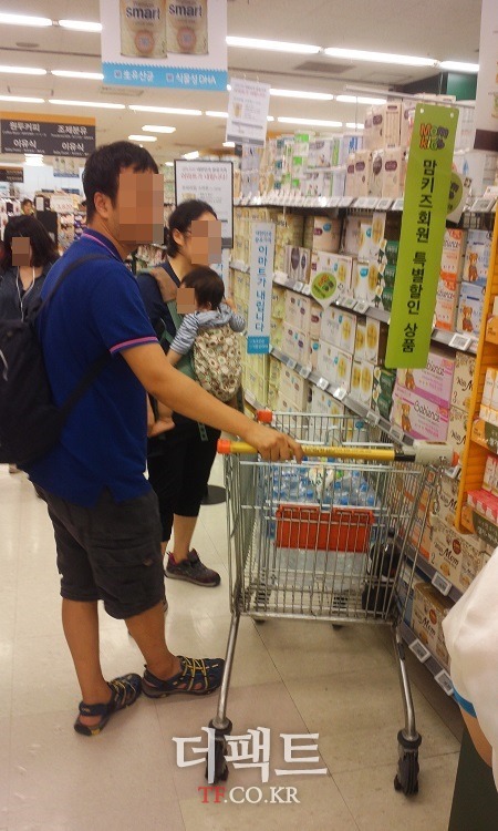 이마트 용산점에서 한 부부가 분유를 살펴보고 있다.