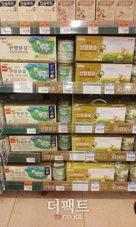 낱개로 따져봤을 때 롯데마트의 산양 분유(오른쪽)는 일동후디스의 산양 분유보다 약 1만5000원 더 쌌다.