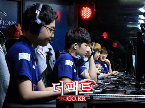 CJ엔투스 블레이즈는 KT롤스터 애로우즈와 경기에서 0대 2로 패하며 8강 진출 가능성이 희박해졌다/용산=김연정 기자