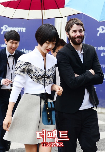 배우 배두나(왼쪽)가 할리우드 스타 짐 스터게스와 국경을 초월해 사랑을 나누고 있다. / 이새롬 기자