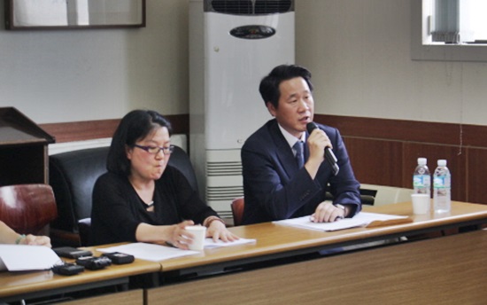 대구 황산 테러 사건의 피해자 김태완 군의 어머니 박정숙 씨(왼쪽)가 5일 <더팩트>와 전화 인터뷰를 통해 이번 고소건과 그간의 심정을 전했다. 사진 오른쪽은 대구참여연대 수사촉구 기자회견 당시 박경로 변호사. / 대구참여연대 제공