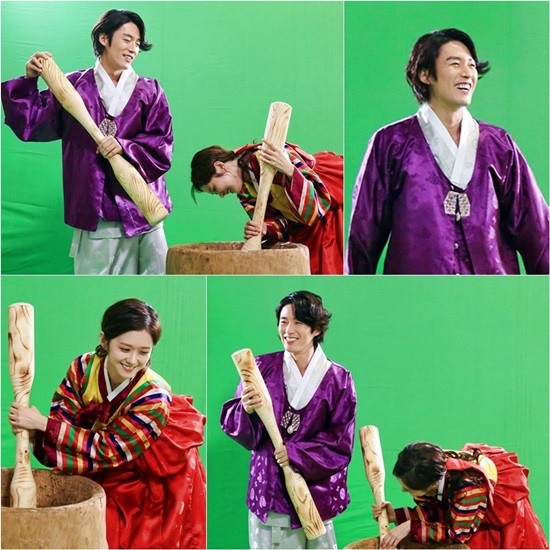 장혁(오른쪽 위)과 장나라가 MBC 운명처럼 널 사랑해 화제의 떡방아 장면을 찍다가 웃음을 참지 못하고 있다./MBC 제공