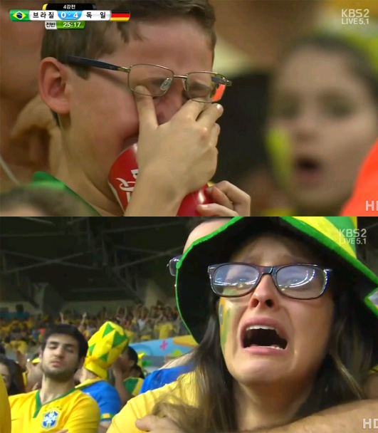 9일 벨루오리존치 에스타디우 미네이랑에서 열리고 있는 2014 브라질 월드컵 4강전에서 브라질이 독일에 0-5로 뒤지자 브라질 축구 팬이 아쉬움에 오열하고 있다. / KBS2 영상 캡처