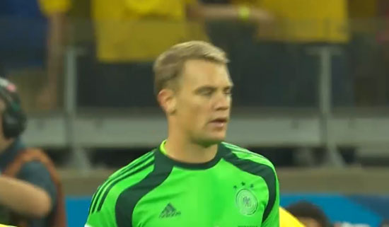 독일의 수문장 노이어가 브라질과 준결승전에서 종료 직전 실점한 뒤 허탈한 표정을 짓고 있다. /유튜브 영상 캡처