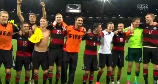 독일 축구 대표팀이 9일 벨루오리존치의 에스타디우 미네이랑에서 열린 2014 브라질 월드컵 4강전 브라질과 경기에서 7-1로 이기고 기뻐하고 있다. / KBS 방송 캡처