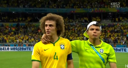 다비드 루이스와 티아구 시우바가 쓸쓸히 경기장을 빠져 나가고 있다.