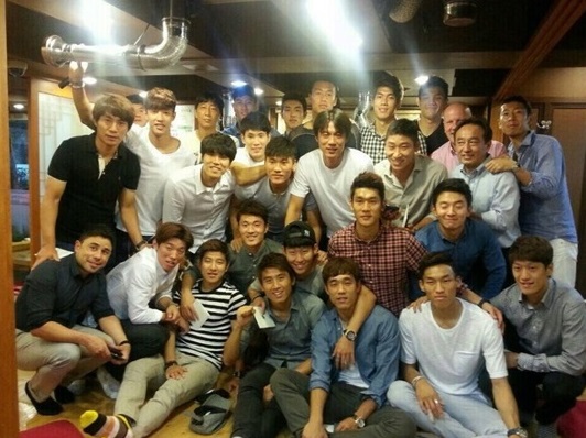 [영상] 홍명보 감독의 거짓말 파문, '이구아수 폭포에 현지 회식까지' 축구 &gt; 기사 더팩트