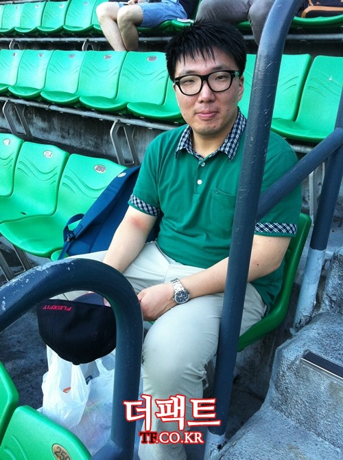10일 LG 트윈스와 두산 베어스의 경기를 관전하러 온 서정덕 씨가 환하게 웃고 있다. / 잠실구장 = 이준석 인턴기자