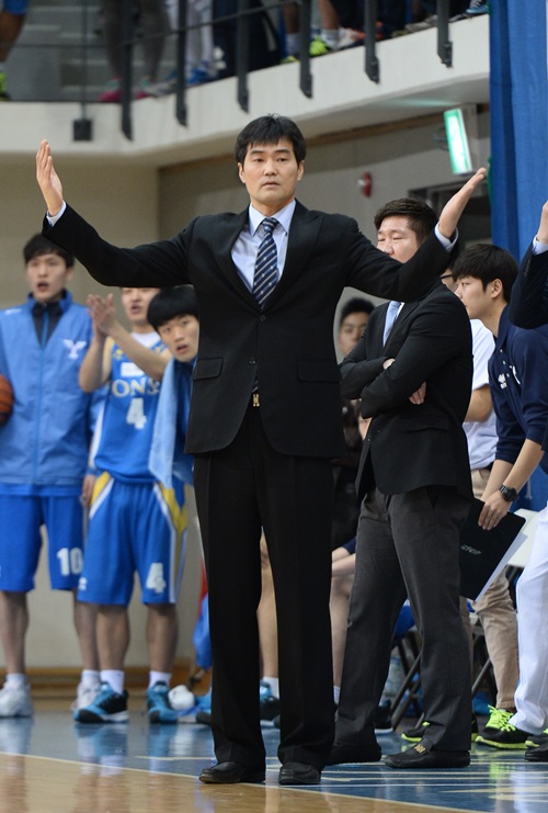 국제대회에서 심판을 폭행하는 물의를 일으킨 연세대 농구부 정재근 감독이 학교로부터 직무 정지 조치를 받았다. / 한국대학농구연맹 제공