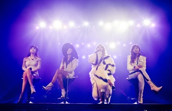 YG엔터테인먼트가 배포한 2NE1 일본 콘서트 보도자료. 박봄(왼쪽)이 무대에 앉아 노래를 부르고 있다./YG엔터테인먼트 제공