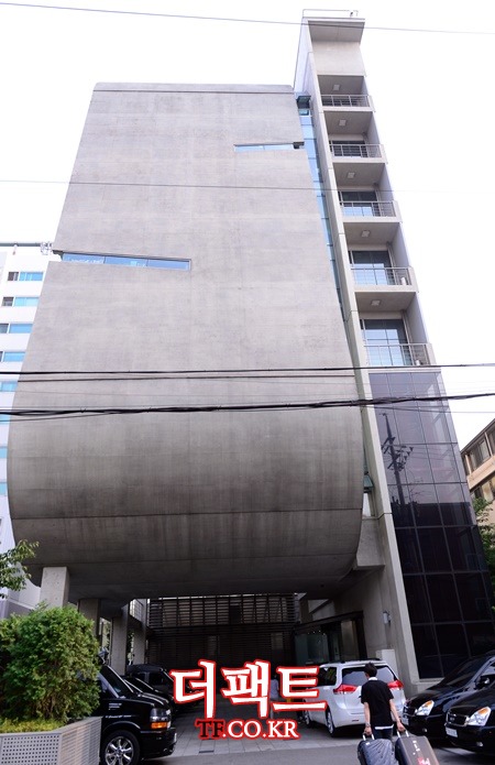 박봄의 마약 밀수입 논란이 불거진 후 소속사는 물론 박봄 또한 납득할 만한 해명을 하지 않은 채 스케줄을 이어가고 있다./김슬기 기자