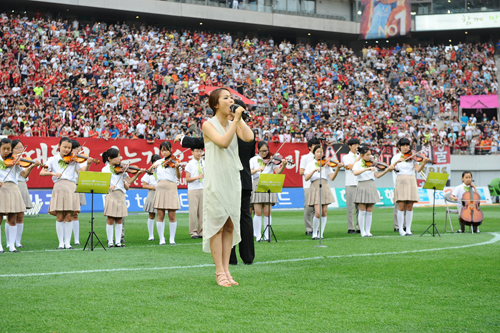 가수 소향이 12일 열린 FC 서울과 수원 경기에 앞서 애국가를 부르고 있다. / FC서울 제공