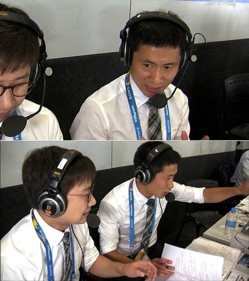 이영표(오른쪽)는 침착하고 전문적인 해설로 선전하면서 KBS에 웃음꽃을 안겼다./KBS 제공