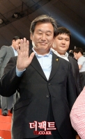 [TF포토] 김무성, '신임 당대표의 여유 있는 손인사'