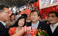 [TF포토] 아내와 기쁨 나누는 김무성 새누리당 신임대표