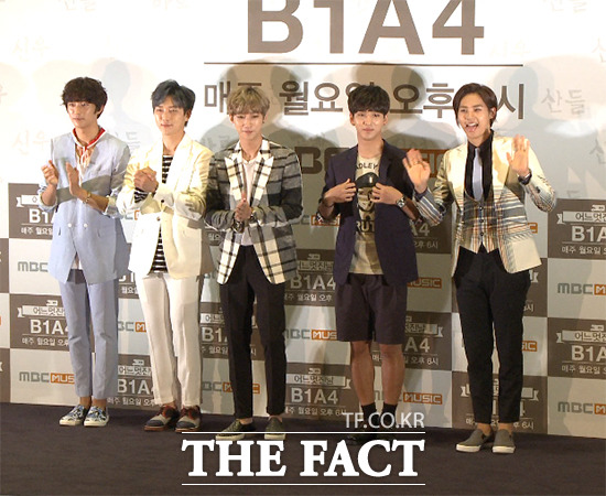 그룹 B1A4가 16일 오후 서울 영등포구 여의도동 IFC몰에서 열린 MBC뮤직 제작 발표회에서 포즈를 취하고 있다./사진=관련 영상 캡처
