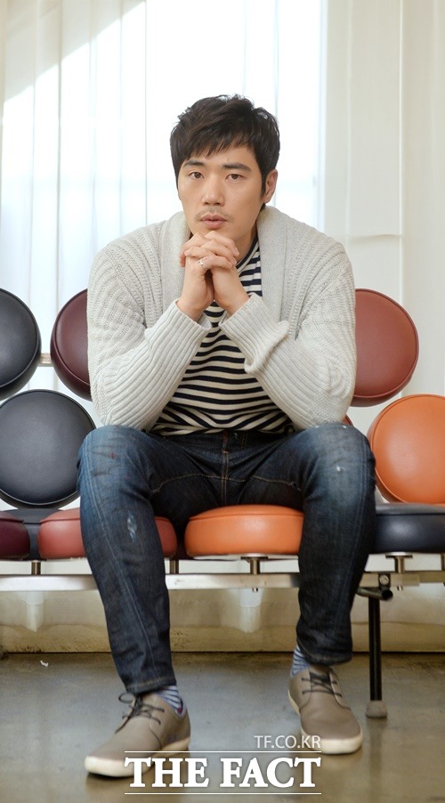 배우 김강우가 <더팩트> 카메라를 향해 진지한 눈빛을 보내고 있다. / 더팩트DB