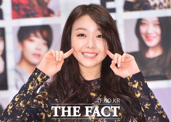 민아 뱃살에 네티즌들이 주목하고 있다. 지난 12월 19일 가요대전 기자간담회에 참석한 민아. / 배정한 기자