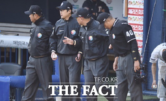 한국야구위원회가 18일 심판 합의 판정 제도를 도입한다고 밝혔다. / 더팩트 DB