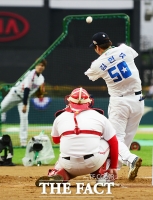 [TF포토] 두산 김현수, '홈런레이스 우승 확정 짓는 마지막 홈런'