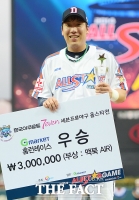 [TF포토] 두산 김현수, '올스타전 홈런레이스 우승했어요'