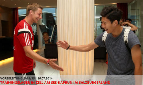 손흥민(오른쪽)이 19일 오스트리아에 합류해 팀 동료 공격수 스테판 키슬링과 인사하고 있다. / 레버쿠젠 홈페이지