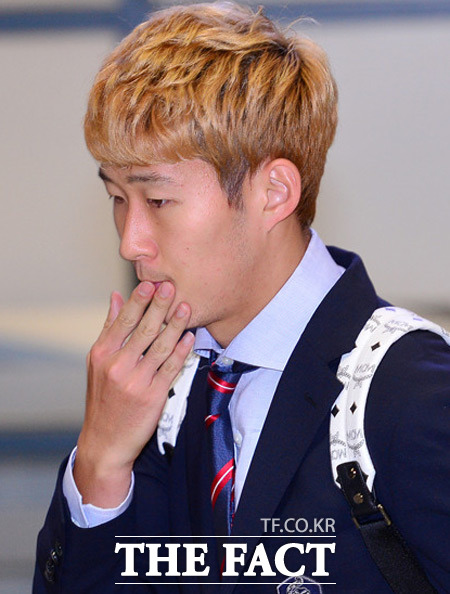 손흥민이 거친 태클을 당하며 벌어진 몸싸움에 휘말렸다. / 더팩트 DB