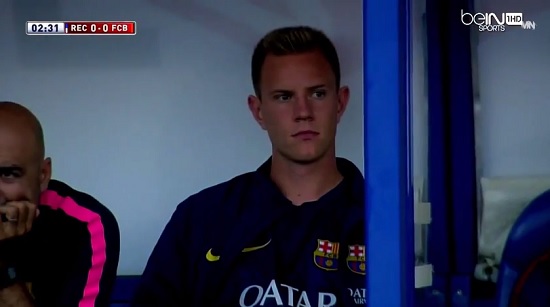 마크-안드레 테어 슈테겐이 후반 시작과 동시에 교체 투입돼 데뷔전을 치른 20일 레크레아티보어와 경기 전반 벤치에서 경기를 지키고 있다. / 유튜브 영상 캡처