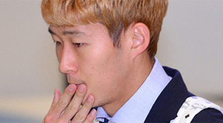  손흥민, 태클에 거친 몸싸움! 두 팀 선수들 '치고받고'