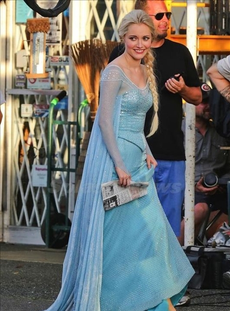 조지나 헤이그가 겨울 왕국 엘사로 완벽하게 변신한 채 영화 원스 어폰 어 타임 촬영 을 기다리고 있다. / 스플래시닷컴