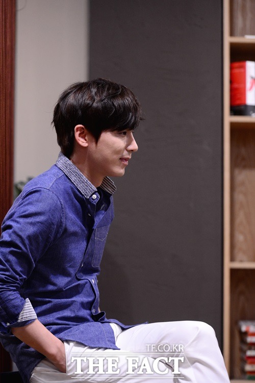 진이한이 취재진과 다음 인터뷰에선 좀 더 친하고 재밌게 하겠노라고 약속하고 있다./김슬기 기자