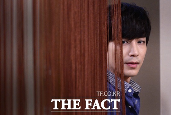 진이한이 개그 감각 섞이지 않은 진지한 화법으로 조심스럽게 자신의 얘기를 털어놓고 있다./김슬기 기자