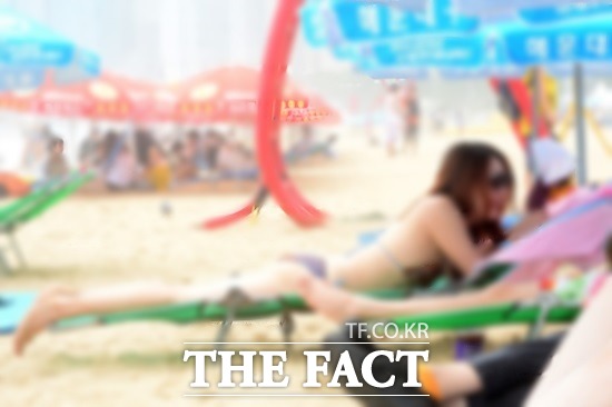 21일 남해지방해양경찰청은 부산 해운대 해수욕장에서 휴대전화를 이용해 비키니 등 노출이 심한 여성만 골라 몰래 촬영한 혐의로 30대 남성을 불구속 입건했다. /더팩트DB