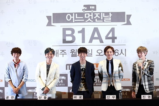 B1A4 공찬 산들 바로 신우 진영(왼쪽부터)이 프로그램에 대한 강점을 밝히고 있다./MBC 제공