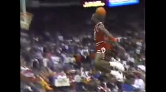 1988년 NBA 슬램덩크 대회 당시 우승을 차지한 마이클 조던의 자유투라인 덩크슛. / 유튜브 캡처