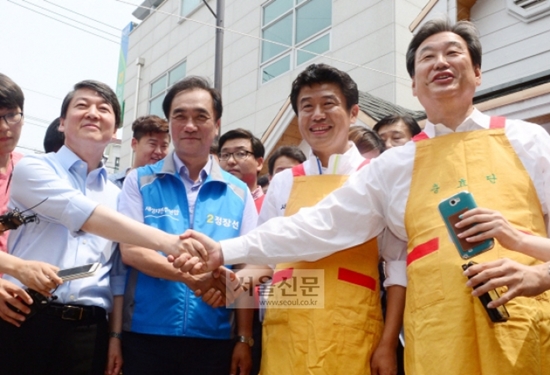 새누리당 김무성(오른쪽) 대표와 새정치민주연합 안철수(왼쪽) 공동대표는 각각 보스형 정치인과 원칙 중시 합리주의자로 평가된다. 두 사람은 정반대의 성격을 갖고 있다는 말이 나온다. 21일 오전 경기 평택시 안중읍 안중시장에서 열린 평택을 보궐선거 유세 현장에서 만나 양당 후보들과 함께 파이팅을 외치고 있는 김 대표와 안 대표. /서울신문 제공