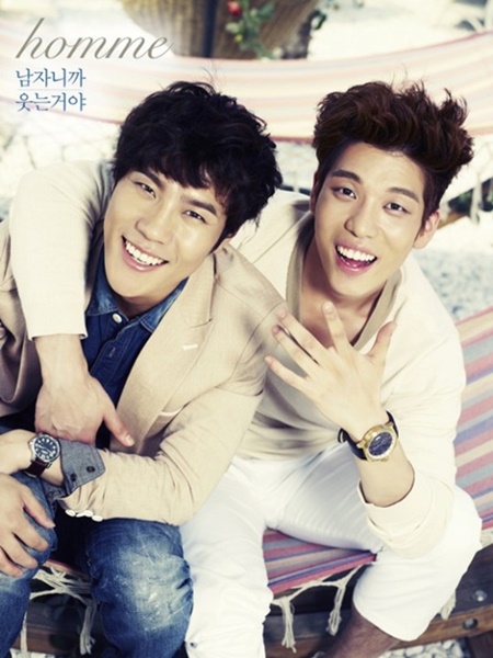 가수 이현(왼쪽)은 2AM 창민과 결성한 프로젝트 그룹 옴므로 제대 후 첫 활동을 시작한다. / 남자니까 웃는거야 티저