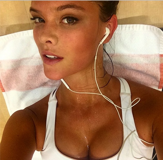 니나 아그달이 운동을 마친 후 찍은 셀카로 볼륨 몸매를 자랑했다. / 니나 아그달 인스타그램