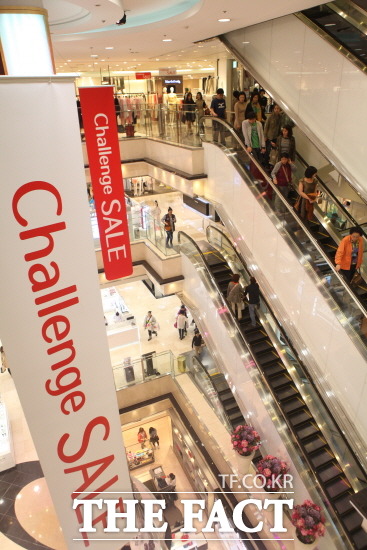 백화점 업계가 여름 정기세일의 실적을 끌어올리기 위해 세일 마지막 3일간 대형 기획전과 초특가 행사를 마련했다./롯데백화점 제공