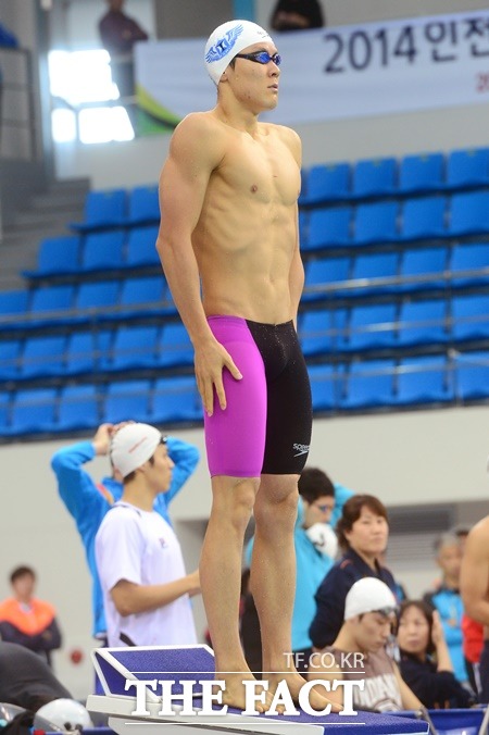 박태환이 21일 열린 2014 MBC배 전국수영대회 남자 일반부 개인혼영 400m 결승에서 대회 신기록으로 우승을 차지하며 6관왕에 올랐다. / 남윤호 기자