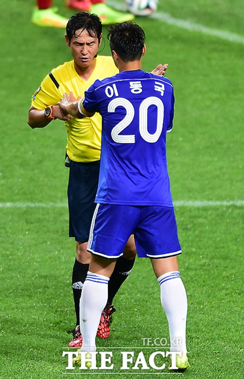 이동국(오른쪽)이 K리그 올스타전 with 팀 박지성에서 25일 주심으로 나선 최용수 FC서울 감독에게 항의하고 있다. / 서울월드컵경기장 = 배정한 기자