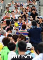 [TF포토] 이서언-서준 형제 나들이에 '축구장 마비'